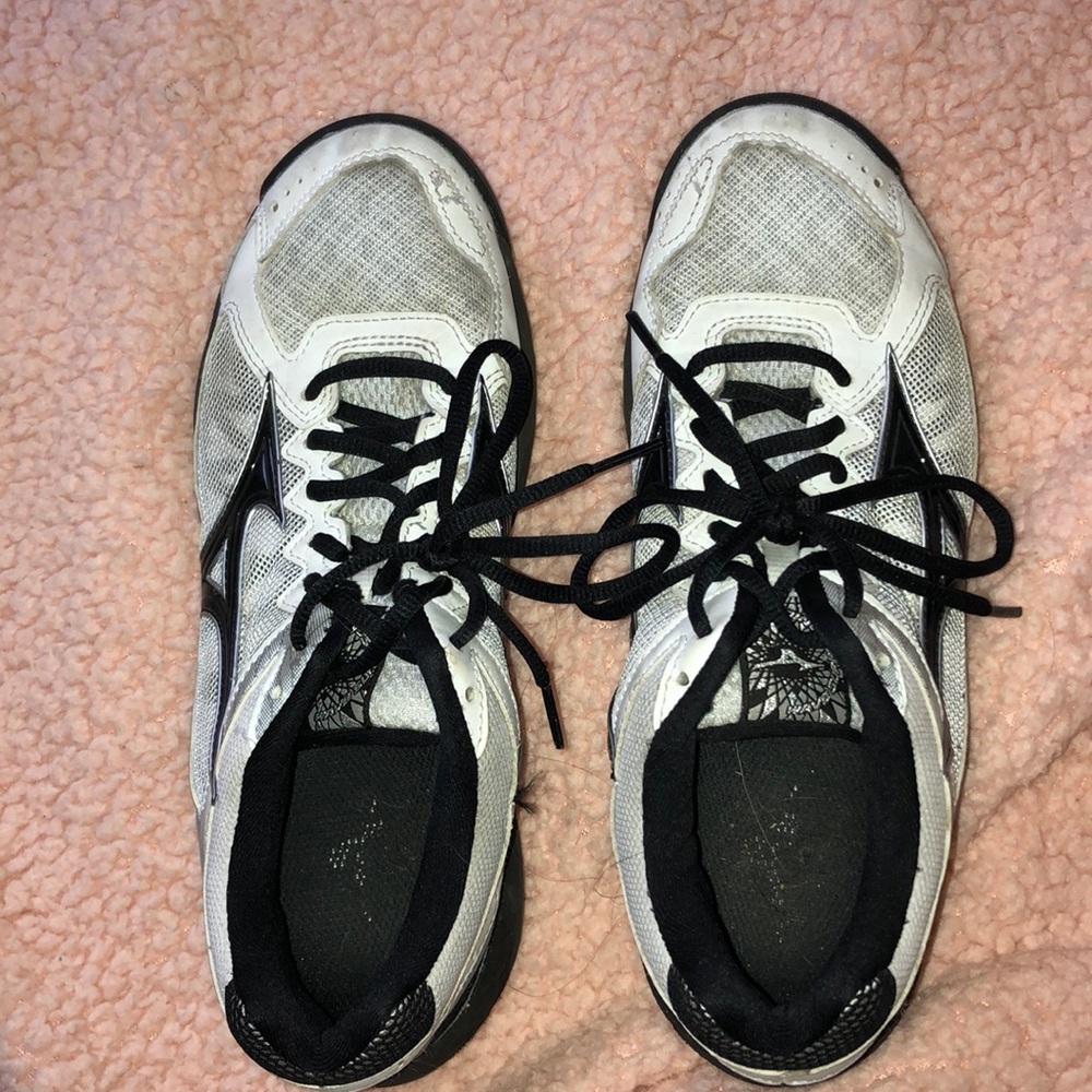 Volleyball shoes
